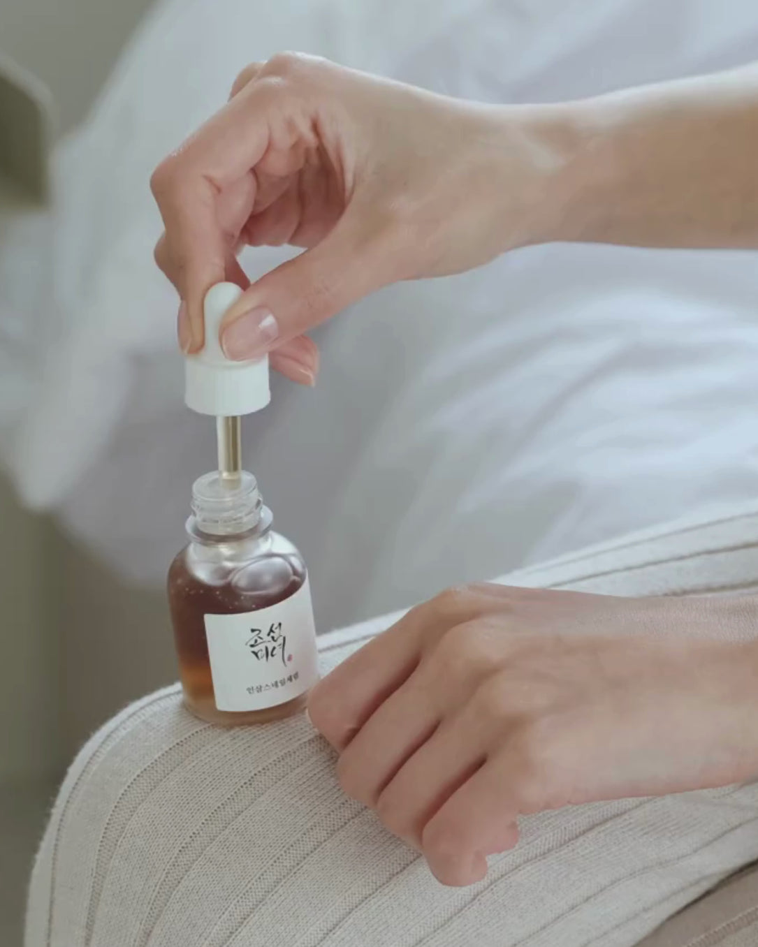 Sérum Revitalisant : Ginseng + Mucine d’Escargot - video background