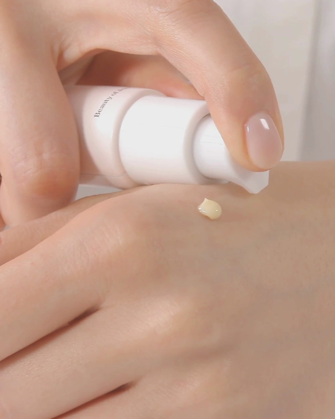 Sérum Revitalisant Contour des Yeux : Ginseng + Rétinal - video background